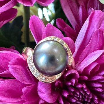 14 Karat Yellow Gold Black Pearl Ring