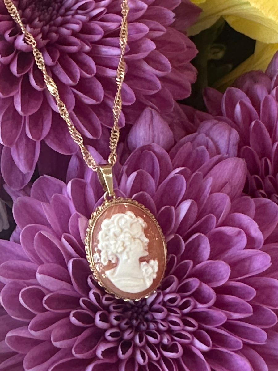 18 Karat Yellow Gold Cameo Necklace  # 546-00474